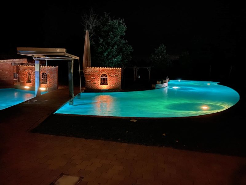 Außen-Pool der Event-Location bei Nacht