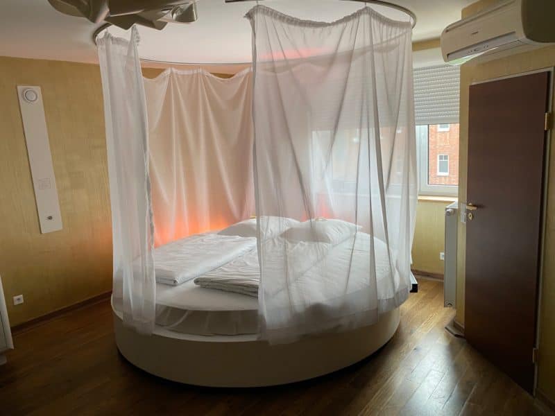 Beleuchtetes Rund-Bett im James-Bond-Zimmer