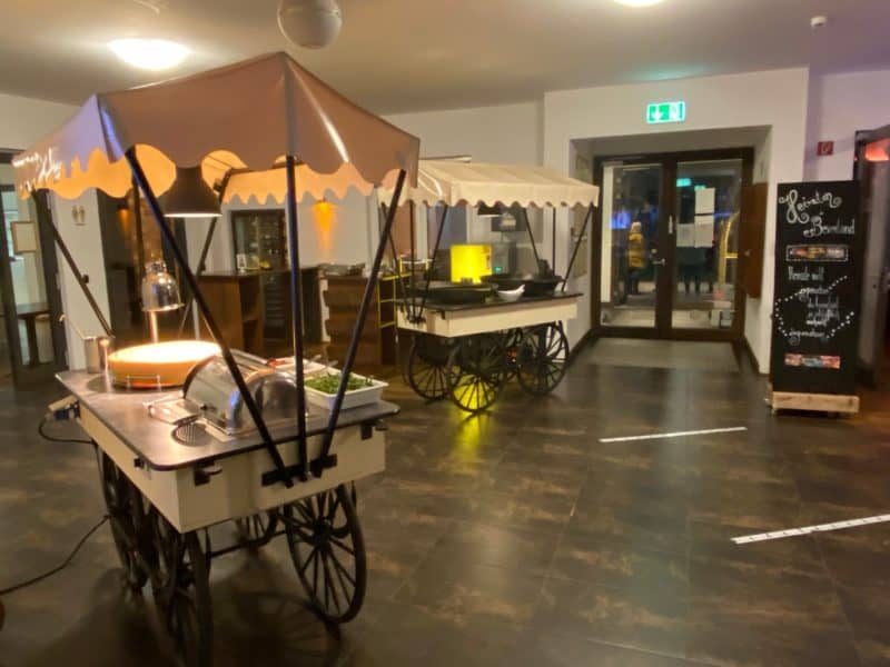 Hochzeits-Buffet-Installation im Foyer Landhotel Beverland