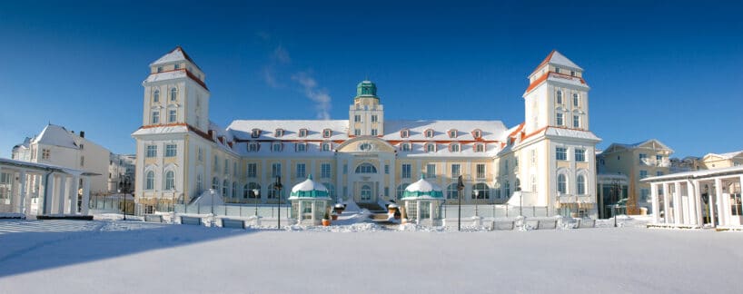 travel charme kurhaus binz hotelfront winter (c)travel charme hotels & resorts