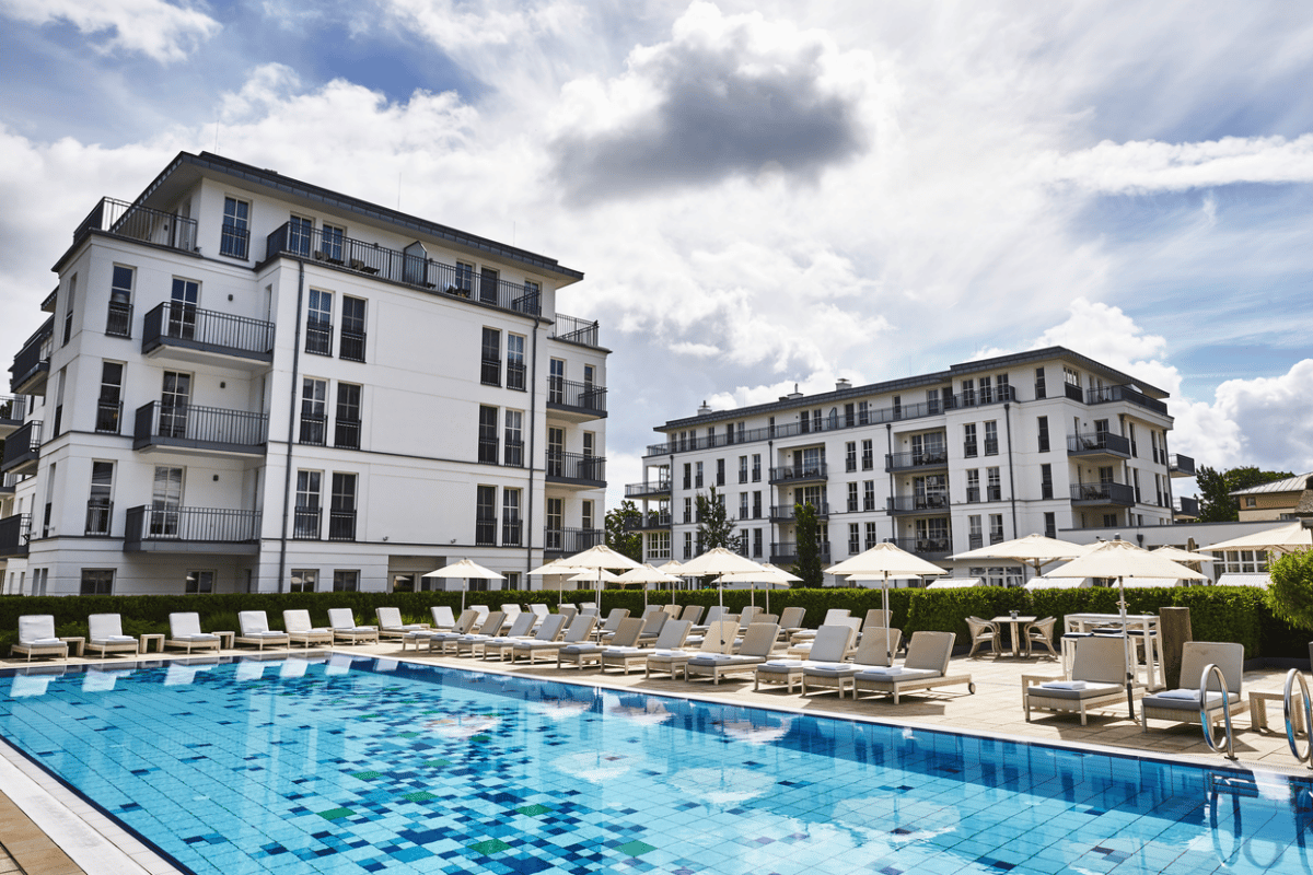 Blick auf das Steigenberger Grandhotel & Spa Heringsdorf mit Pool