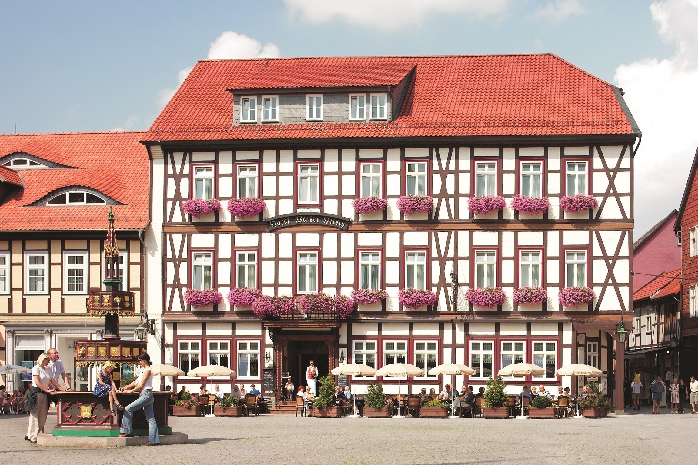 Blick vom historischen Wernigeröder Rathaus auf das Hotel Weißer Hirsch, mitten im Herzen der Stadt