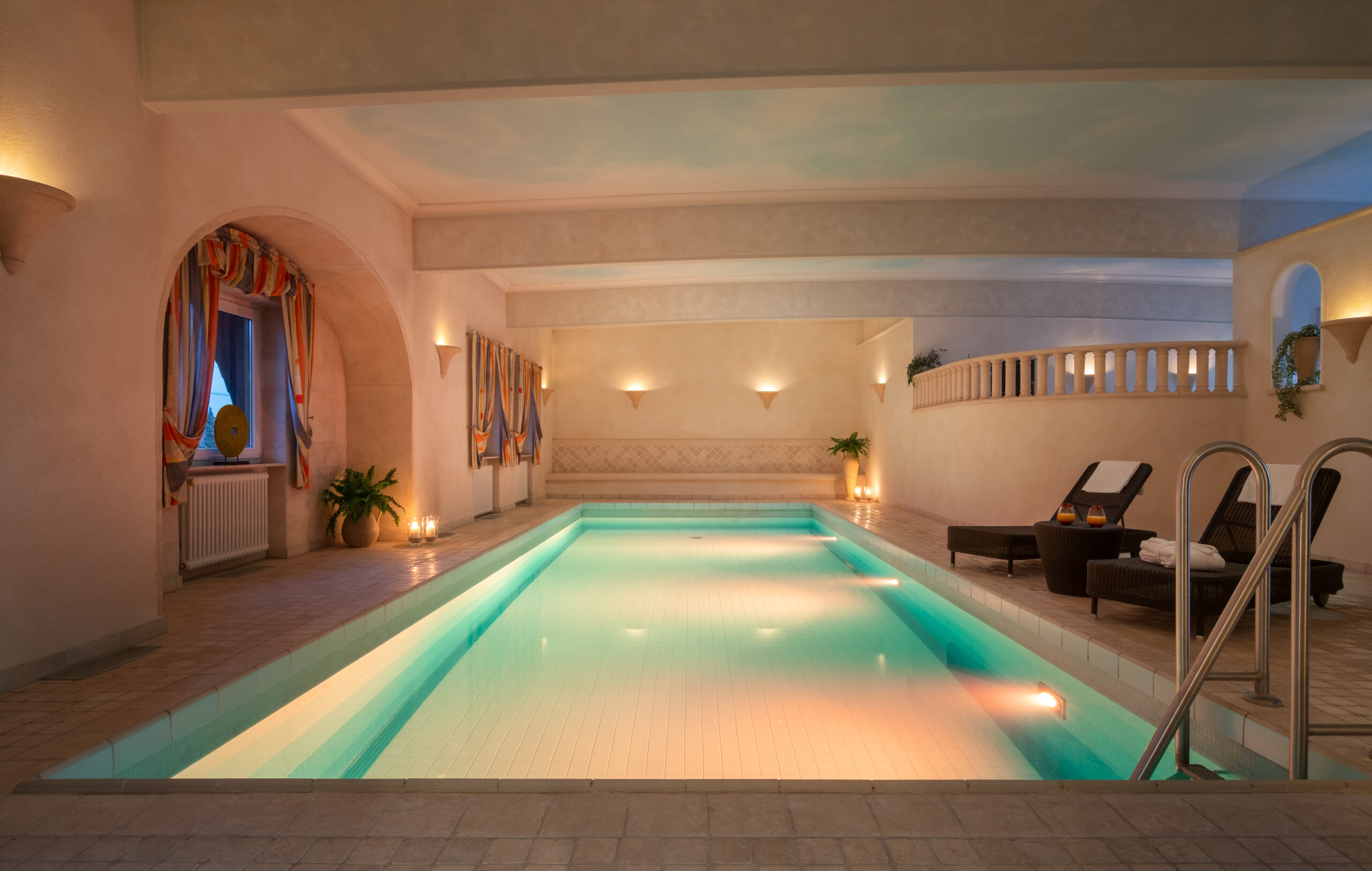 Das hoteleigene Schwimmabd bietet Entspannung und Erholung